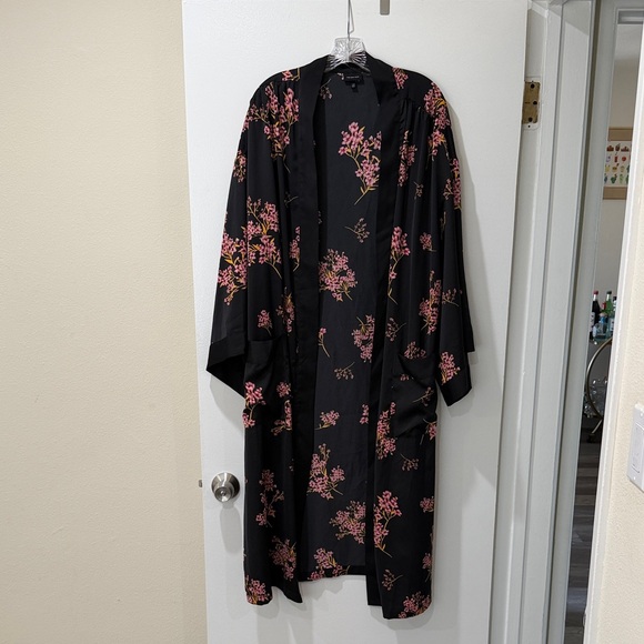 Who What Wear Black Robe with Pink Floral Design - Picture 2 of 8